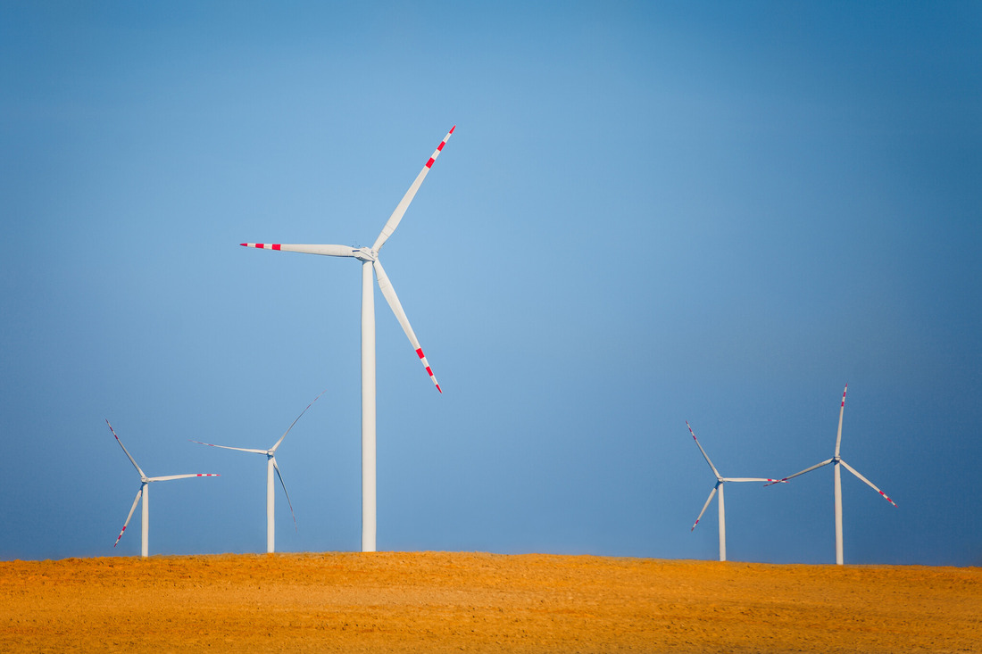 https://ru.freepik.com/free-photo/wind-turbines-on-a-field_10687530.htm#fromView=search&page=1&position=8&uuid=c058329c-a475-4494-9bca-1db2dfc589da